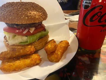 【取手】気分はアメリカ！ジャンクなバーガーにかぶりつく「ビッグスマイル」