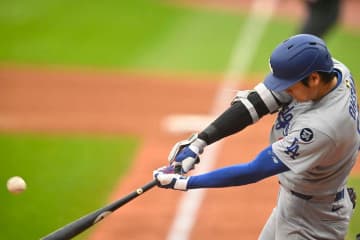 【MLB】大谷翔平、泳いだ当たりが逆方向へ“フェン直”二塁打　公式驚愕の打撃で好機演出