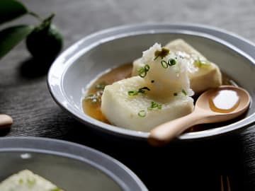 揚げ油も水切りもいらないから後片付け簡単！フライパンでできる「揚げない揚げ出し豆腐」