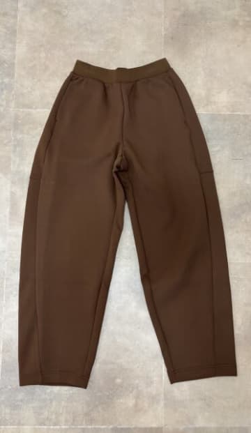 ユニクロで本命パンツ見つけた！スウェットなのに美シルエットですらっと脚長♡着用レビュー