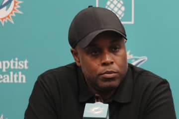 ドルフィンズとGMグリアが合意の上で決別、チャンプ・ケリーが暫定GMに