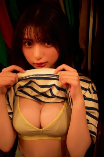 #Mooove!・姫野ひなの、Tシャツたくし上げ美谷間披露「週刊プレイボーイ」アザーカット5点公開