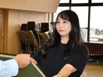 成田エクスプレスで白煙…モバイルバッテリー燃える　帰宅途中のCAが消火、訓練指導の経験生かし　市川市消防局感謝状