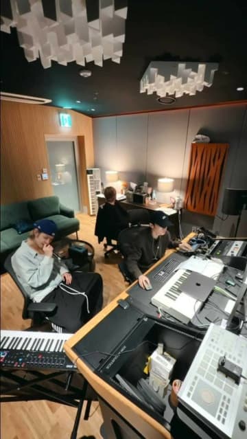 「TXT」ヨンジュン、レコーディングスタジオでのライブを公開…初のソロアルバムで“ヨンジュンコア”に期待