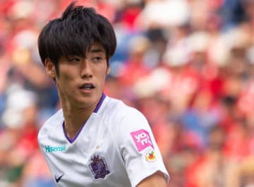 【ルヴァン杯決勝】DF荒木隼人がFW垣田裕暉とGK小島亨介に競り勝つジャンプヘッド弾で先制。東俊希、ジャーメイン良が追加点