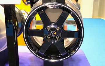 レイズ、「ロードスター12R」専用ホイールの展示とともに「素材」「製法」の異なるホイールの持ち比べも