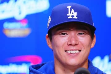 山本由伸＆佐々木朗希が熱い抱擁　“劇的勝利”の直後…ド軍公式だから激写できた瞬間