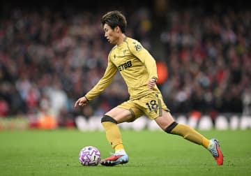 「プレミアで支配的になれると信じていた」英２年目で“覚醒”した日本代表MFを指揮官が絶賛！「プロフェッショナルで献身的」「素晴らしい男だ」