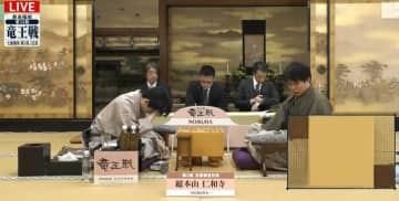 「勝負を一瞬忘れる可愛らしさ」今年も会えたね！藤井聡太竜王と“くま最中”が再会