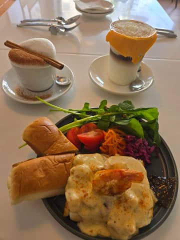 釜山・光安里の隠れ家カフェ 「CAFE ROLLME」─バリスタが淹れる一杯と食事をゆっくり楽しむ時間