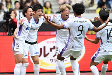 広島が3年ぶり2度目のルヴァン杯優勝　前半セットプレーから3発…柏はまたも決勝で涙