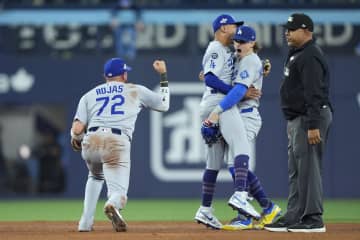 「今日のMVPはロハス」ドジャースナイン大興奮の幕切れ　ロハスは雄たけび！山本由伸＆佐々木朗希はハグ