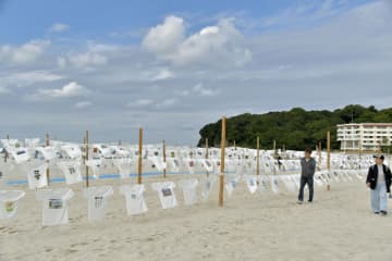 砂浜にTシャツひらひら　アート展、和歌山・白浜