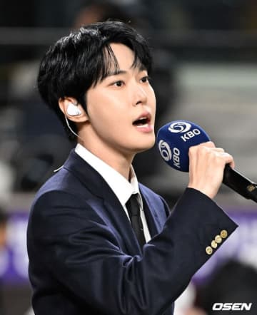 【PHOTO】NCT ドヨン、国歌斉唱のため野球場に登場…爽やかなビジュアル