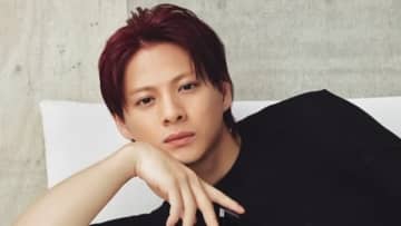 平野紫耀 カメラ目線の寝そべりショットにファンもん絶「心臓えぐられるっっっ♡」「たまらんです」“バチイケ”な黒スーツ姿も