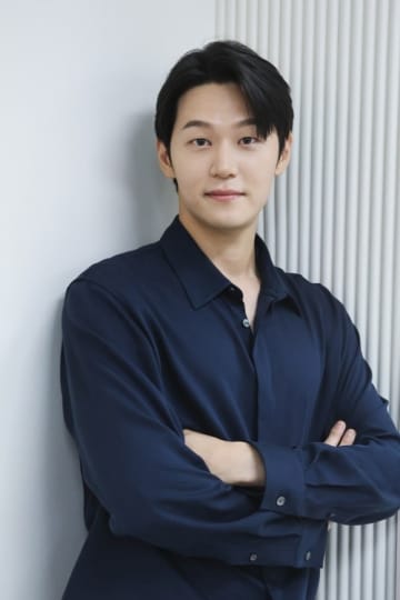 「エスクァイア」イ・ハクジュ“チョン・ヘビンとのロマンスシーンのため家で妻と練習した”