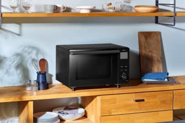 冷めた唐揚げもサクッと復活　ツインバード『リフライオーブンレンジ』ならワンボタンで“つくりたての味”に