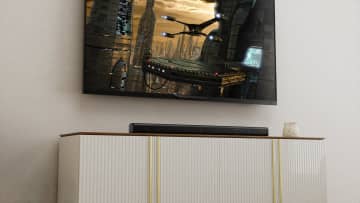 映画も音楽もコレ1本　JBL『SB580』は“リビングが劇場”になるサウンドバー