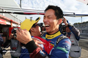 “最速男”山内英輝が最多記録更新の1秒差驚速ポール。スバルBRZがEJ20ラストで躍動【GT300予選レポート】