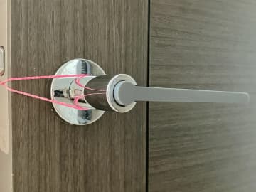 ドアノブ＋輪ゴムだけで静寂を手に入れる？　驚きのアイデアとは…