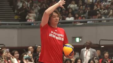 いきなり落ちた… 香取慎吾、始球式で魔球サーブ？ トップ選手の頭にボール直撃で会場騒然