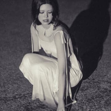 オリヴィア・マーシュ、愛の痛みと強さを描いた新曲「Too Good to be Bad」のミュージック・ビデオを公開