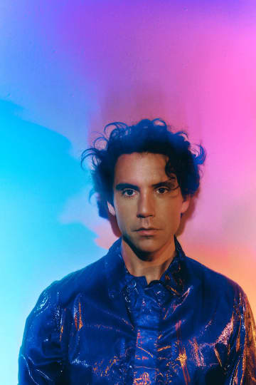 世界的ポップスター・MIKA、新曲「Modern Times」のミュージック・ビデオが公開