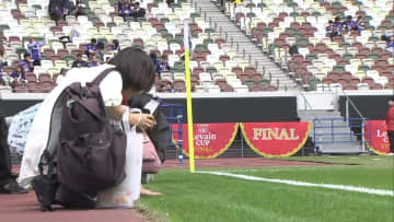 交通事故被害者遺族らがJリーグ・ルヴァンカップ決勝戦を観戦　試合前にはゴールポストと記念撮影などピッチの見学