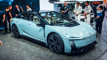 【JMS 2025】トヨタ：なぜカローラは“プリウス化”するのか？ 新型コンセプトが示すトヨタの生存戦略