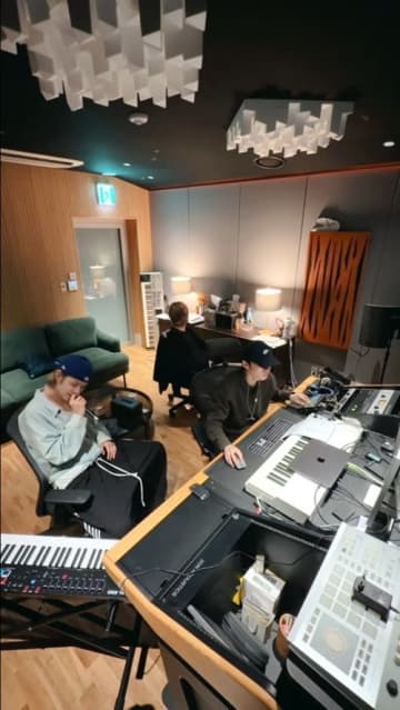 TXT・ヨンジュン、初ソロアルバム収録曲を一部生歌唱！臨場感伝わる映像にファンの期待高まる