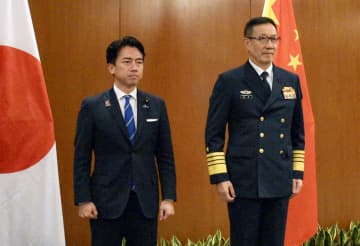 小泉氏、東シナ海軍事活動を懸念　中国国防相と初会談