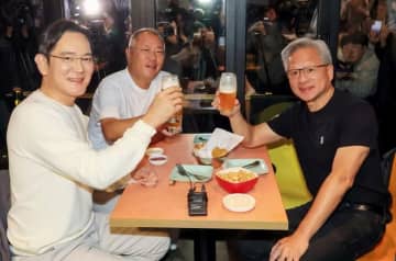 大富豪３人がチキン＆ビール店に、サプライズで全員分の勘定支払う　韓国