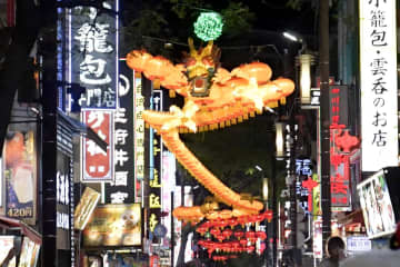 横浜中華街、春節に向けイルミで祝賀ムード　ランタンで華やかな光