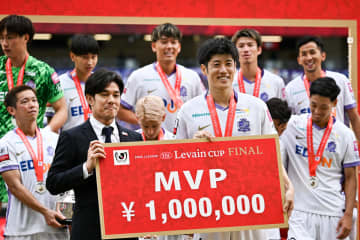 先制弾の荒木隼人、MVP受賞は「そういうキャラではないので驚き」　「翔くんがいいかな」と主将・佐々木を推薦