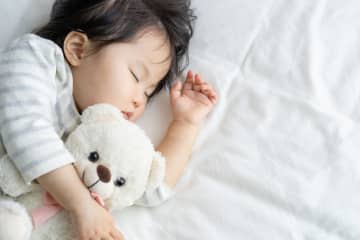 子どもの添い寝はいつまで？何歳までにやめるべき？無理なく卒業する方法