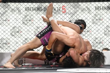 人生を変えにブレイキングダウンに来た男を18歳の才能ある若者が塩漬け完封