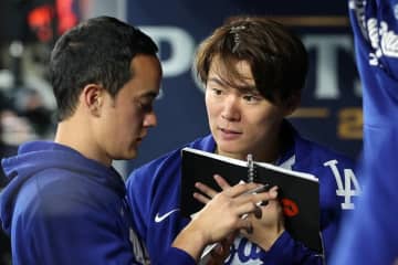 何してんの…？ 山本由伸、目を疑う“まさかの光景”「すげえ」ベンチで行動が話題に「流石すぎる」「これぞエース」