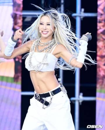 【PHOTO】宇宙少女 ダヨン＆BE'O「2025 スーパーモデル選抜大会」祝賀ステージに登場