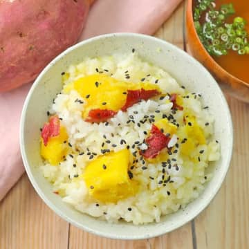 【さつまいもを炊飯器に入れるだけ】バターがジュワッと染みる♡家族みんながハマったさつまいもご飯レシピ