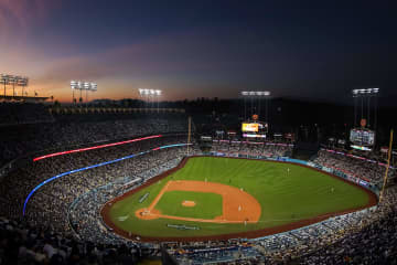 人気ハリウッド女優がドジャース本拠地に降臨！ ジャージ姿で球場グルメ堪能「敗北を、ドジャードッグが少しだけ慰めてくれた」