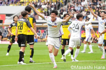 ｢日本代表でも取り入れたらいいのに｣広島の“2枚でGKブロック”のロングスロー戦術が見事！ ルヴァン杯決勝での2得点に｢ロングスロー嫌いだけどとっても効果的｣