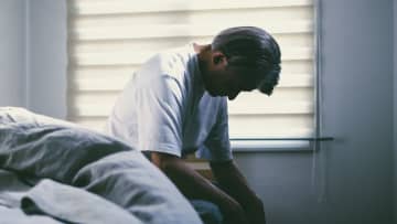 悔やんでます…〈退職金2,200万円〉〈年金月12万円〉65歳独身男性、順風満帆のはずが「老後資金枯渇」のピンチを招いた理由