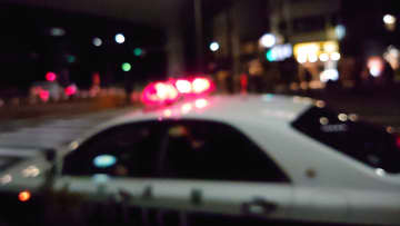 パトカーに追跡された29歳女性 “200m無視” し『交差点で停止』パトカーが止まれず衝突 署は「警官の運転に問題がなかったか調査する」と語り話題に「悪意をもって急ブレーキをした可能性もある。てかそもそも交差点内で止まったらダメでしょ」「自業自得なのでは？それで首が痛いって言われても…」