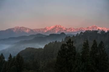 ついに冠雪！　新雪に煌めく山並みがモルゲンロートに染まる「気軽に立ち寄れる絶景展望スポット」【北アルプス】