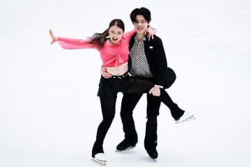 紀平梨花が笑顔のアイスダンスデビュー！　西山真瑚との“りかしん”初陣RDは59.61点で2位