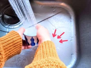 ズリ落ちてくるセーターの袖を小道具なしでピタッと固定する裏ワザ！家事がグンとはかどります♪