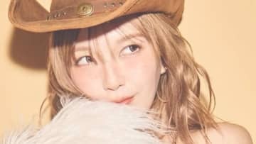 宇野実彩子 ミニ丈“カウギャール”姿に「ビジュ良すぎ」とファン悶絶！ピストルを向けるキュートなしぐさも「笑顔に撃たれちゃった！」