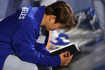 ビックリした… 山本由伸を“隠し撮り”でまさかの展開「デスノートかな」ベンチでのリアクションが話題に「ネタキャラやんw」