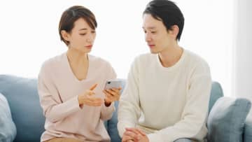 50代夫婦なら通信費は「月980円」で十分？格安SIMに替えると月1000円以内で収められるの？