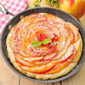 【りんごを重ねて焼くだけ】「オーブン不要で超簡単」「お店よりウマいかも」フライパンで作れるアップルパイレシピ